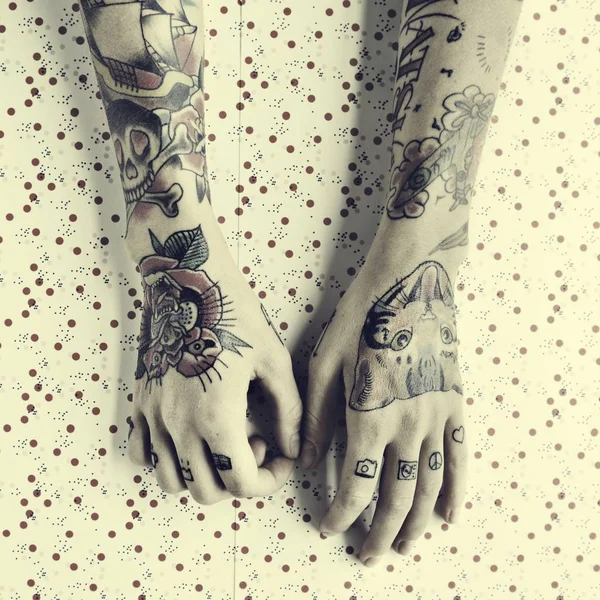 Vrouw handen in tatoeages — Stockfoto