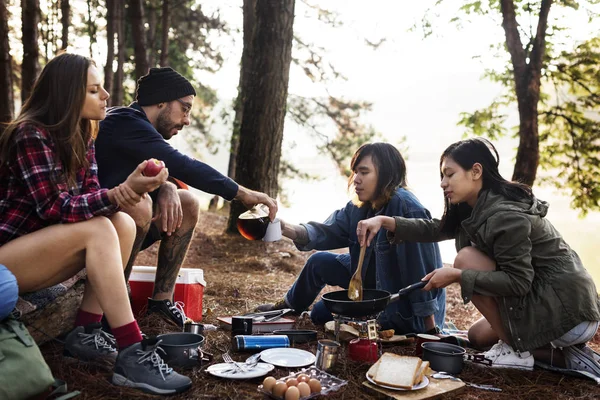 Jóvenes amigos viajeros en el bosque — Foto de Stock