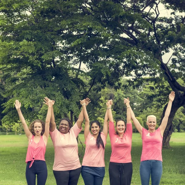 Les femmes se soutiennent mutuellement — Photo