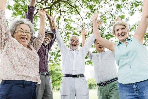 Olika ledande vänner Ootdoors — Stockfoto