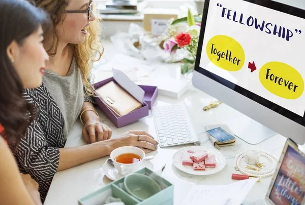 Mulheres elegantes usando computador — Fotografia de Stock