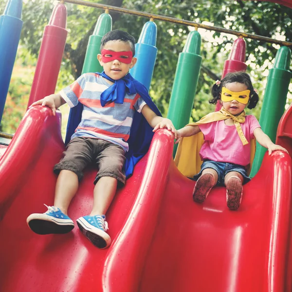 Irmão e irmã brincando no parque infantil — Fotografia de Stock