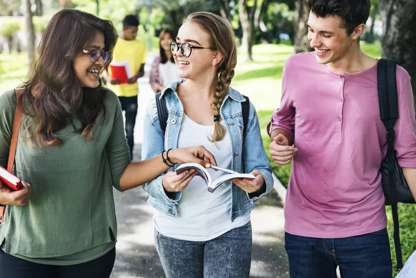 Unga studenter med böcker — Stockfoto