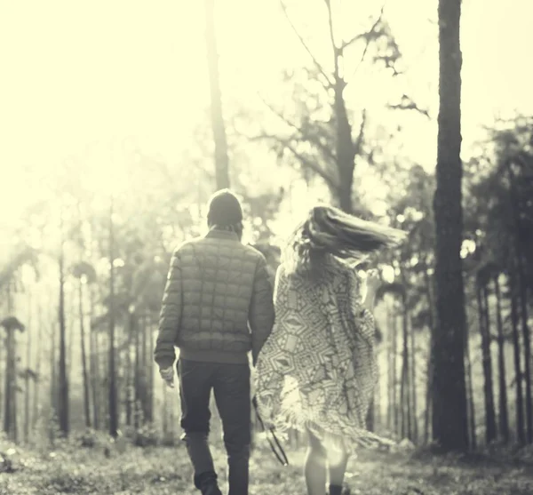 Couple tenant la main dans la forêt — Photo
