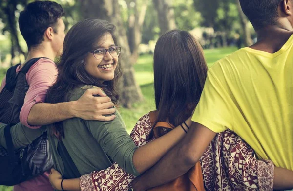 Diversos Jovens amigos Bonding Ao ar livre — Fotografia de Stock