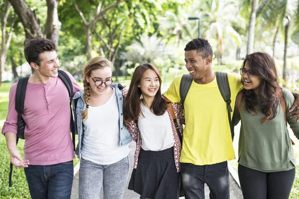 Diverse jonge vrienden Bonding Outdoors — Stockfoto