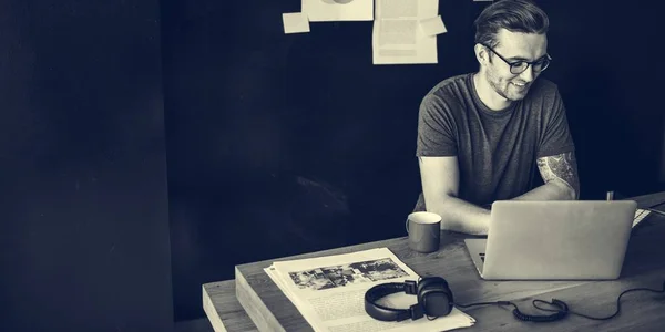 Man working on laptop — Stock Photo, Image