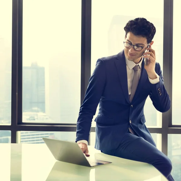 Hombre de negocios hablando por teléfono — Foto de Stock