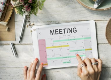 Tablet kullanan kadın