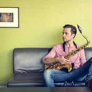 Yakışıklı Jazzman saksafon holding