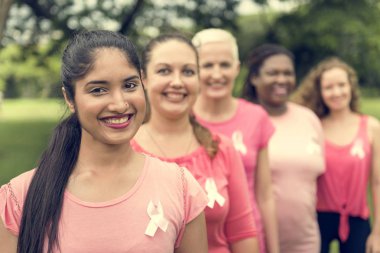 Kadınlar birbirlerine destek olurlar.