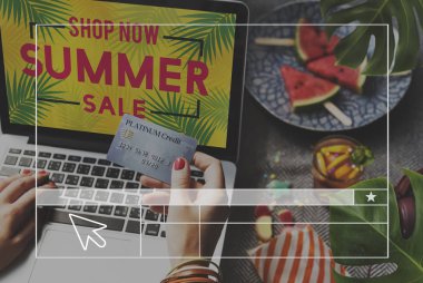 Dizüstü bilgisayarla çalışan kadın