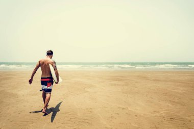 Sörf tahtası ile sportif yakışıklı