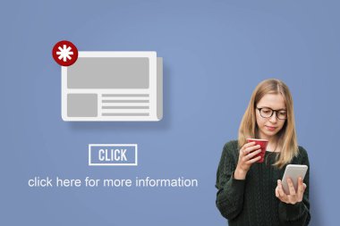 smartphone ve kırmızı Kupası kızla