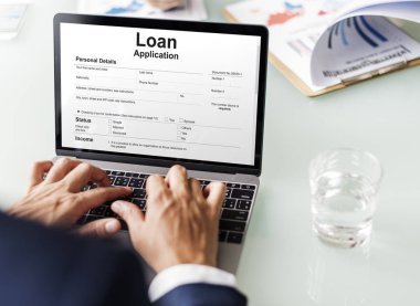 tipik dizüstü klavye üzerinde işadamı