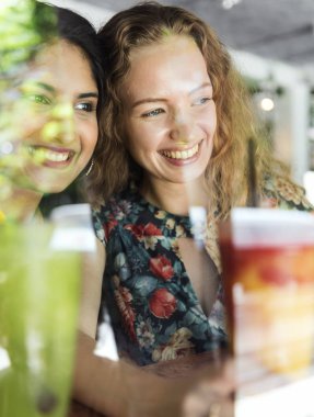 Kadınlar Communicatingat kafe