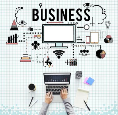 laptop ile çalışan kişi 