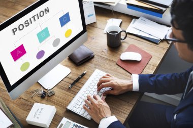 bilgisayar kullanarak iş adamı  