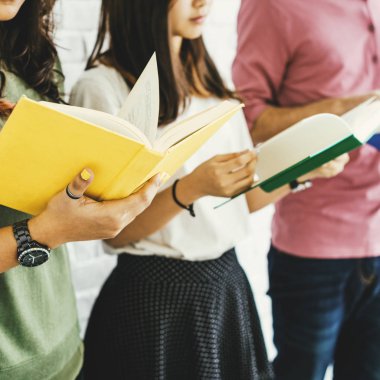 Beyaz duvara karşı ayakta öğrenciler 