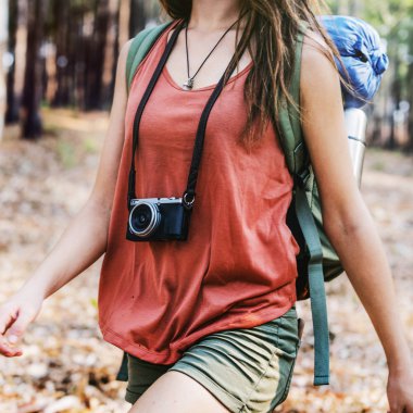 Genç kadın backpacker