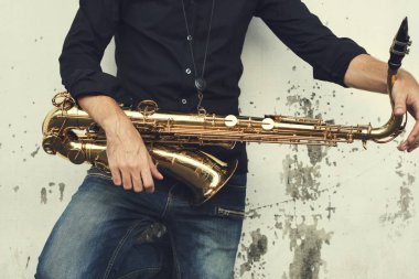 Saksafon tutan jazzman