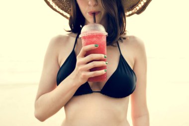 güzel bir kadın içki kokteyl