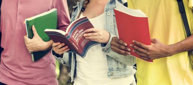 Genç öğrencilerle birlikte kitaplar