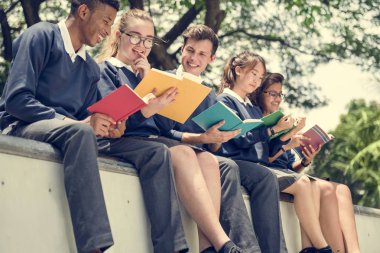 Çeşitli Öğrenciler üniversite üniformalı