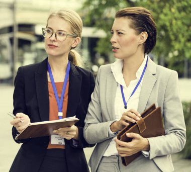 Fikirleri tartışmak iş kadınları