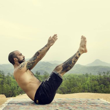 Yoga yapan bir adam.