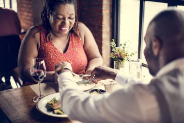 Romantik randevusu olan çift. 