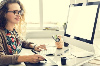 Bilgisayarda Çalışan Kadın