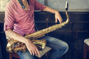 Saksafon tutan jazzman