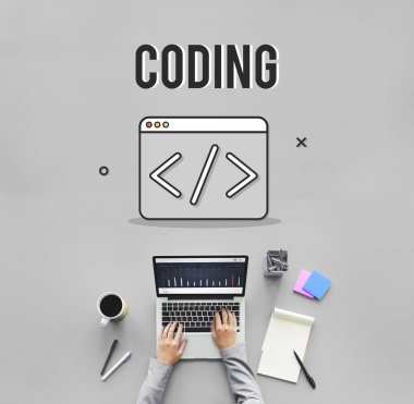 laptop ile çalışan kişi 