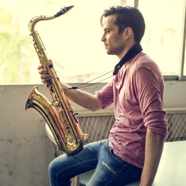 Yakışıklı Jazzman saksafon holding