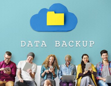 İnsanlar dijital araçları tarama 