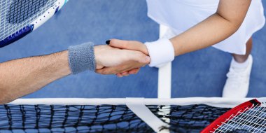 Maçtan sonra el sıkışan insanlar