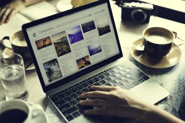 Dizüstü bilgisayarda internette gezinen kadın