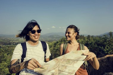 genç bir çift yolcuları