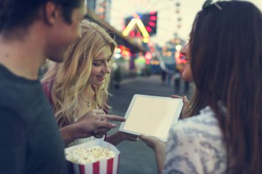 arkadaşlar eğlence parkı tablet kullanma