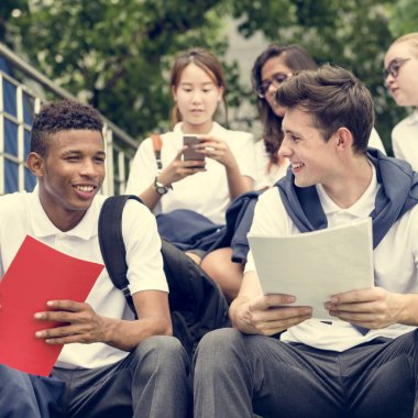 Çeşitli Öğrenciler üniversite üniformalı