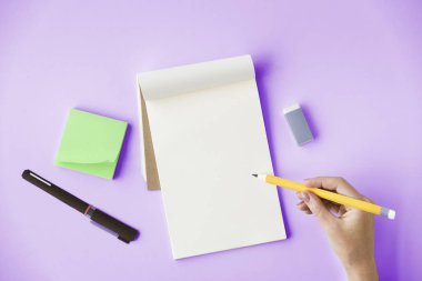 Günlüğe notlar yazan kadın