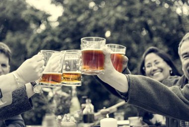 Kutluyor ve bira içme insanlar