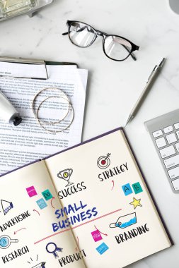 Masanın üstünde açık defter