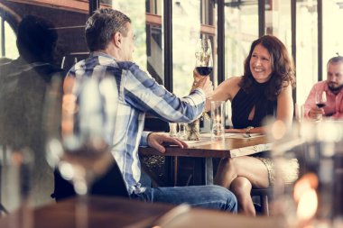 Romantik randevusu olan çift. 