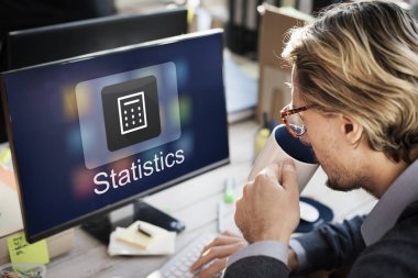 Bilgisayar klavyesinde yazan iş adamı