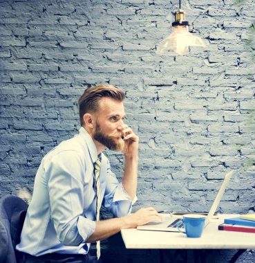 yakışıklı iş adamı kullanarak dizüstü bilgisayar