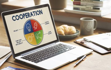 çalışma alanı tablo açılan laptop