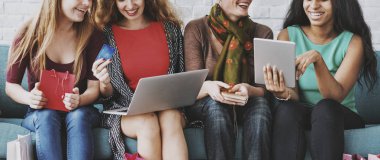 kadın arkadaşlar koltukta oturur 