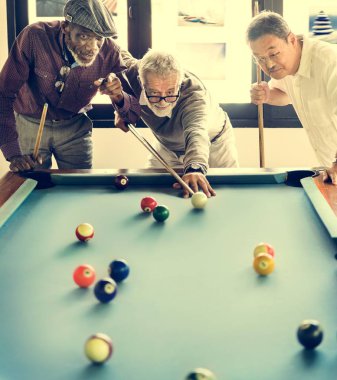 Bilardo oynayan arkadaşlar